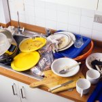 Когда на кухне постоянно горы грязной посуды незаменимой станет посудомоечная машина